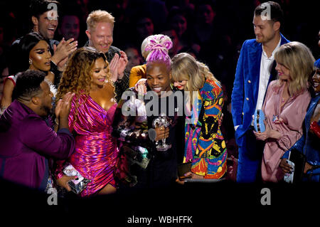 Taylor Swift raccoglie il suo premio per il video dell'anno sul palco del MTV Video Music Awards 2019 tenutosi presso il Prudential Center di Newark, New Jersey. Foto Stock