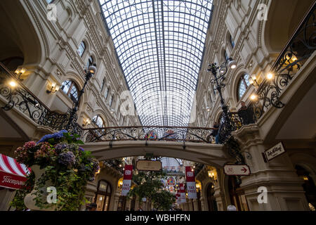 Mosca, Russia - 2 agosto 2019: gomma, lunga, 3-storia galleria shopping con una forma semicircolare tetto di vetro & marchi internazionali in Nikolskaya Foto Stock