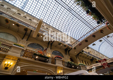 Mosca, Russia - 2 agosto 2019: gomma, lunga, 3-storia galleria shopping con una forma semicircolare tetto di vetro & marchi internazionali in Nikolskaya Foto Stock