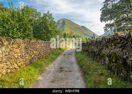 Hikking tra Sykeside e angolo Tarn in Patterdale, Cumbria nel Lake District inglese in una calda giornata estiva Foto Stock