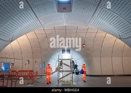 Una passerella per la nuova linea di Elisabetta alla stazione di Farringdon a Londra come gli ultimi sviluppi del progetto Crossrail continuare. Foto Stock