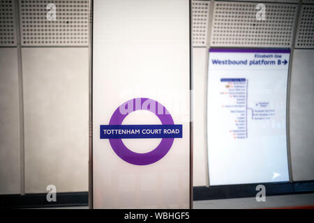 Una scheda di informazioni per la nuova linea di Elisabetta alla stazione di Tottenham Court Road a Londra come gli ultimi sviluppi del progetto Crossrail continuano a progredire. Foto Stock