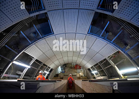 Gli sviluppi più recenti nel Crossrail progetto ferroviario sulla piattaforma della nuova linea di Elizabeth alla stazione di Bond Street nel centro di Londra. Foto Stock