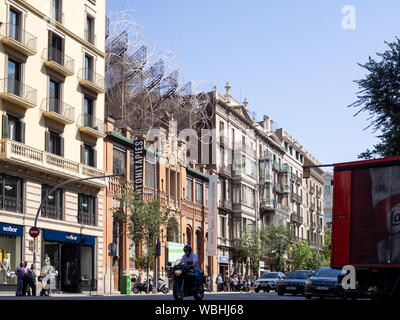 Barcellona, Spagna-Agosto 2, 2019: Cloud e sedia, tubo-scultura di Antoni Tapies sul tetto al di sopra della facciata della Fundacio Antoni Tapies Foto Stock