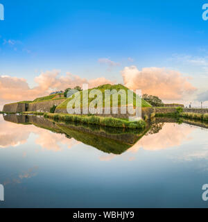 Varberg fortezza e fossato all'alba. Varberg, Halland, Svezia e Scandinavia. Foto Stock