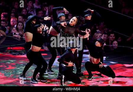 Rosalia esegue sul palco del MTV Video Music Awards 2019 tenutosi presso il Prudential Center di Newark, New Jersey. Foto Stock