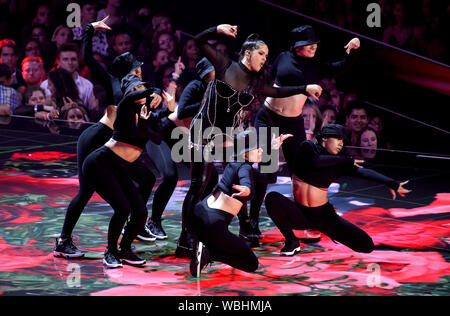 Rosalia esegue sul palco del MTV Video Music Awards 2019 tenutosi presso il Prudential Center di Newark, New Jersey. Foto Stock