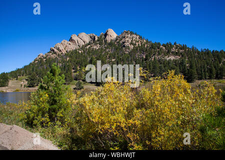 Sperone roccioso e boschi accanto a Lily Lago Parco Nazionale delle Montagne Rocciose in Colorado USA Foto Stock