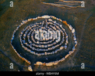 Labirinto a spirale fatta di pietre, vista dall'alto da fuco. Foto Stock