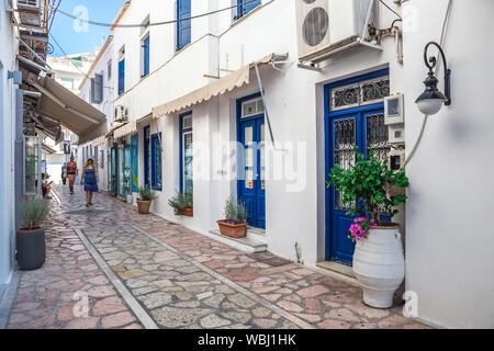 Camminando su traditioanal strade greche, Spetses golfo Saronico, Grecia Foto Stock