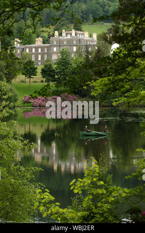 Il loch e casa a Bowhill tenuta vicino a Selkirk, Scozia, di proprietà di Buccleugh Estates. La pesca sul lago. 13/6/2001 Foto Stock