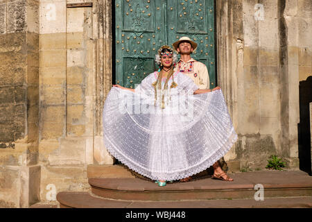 Membro del gruppo folcloristico di Panama in costume locale durante la sfilata di moda di Etnovyr Festival in via di Lviv. Ucraina Foto Stock