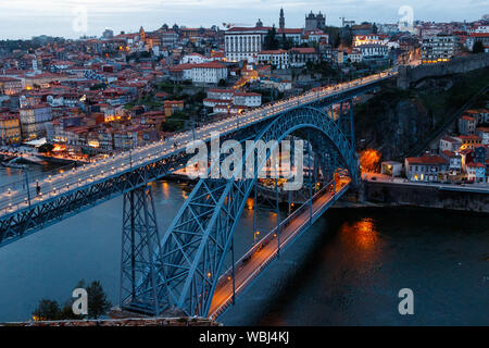 Porto oldtown vino skyline porta con il fiume Douro ,Portogallo Foto Stock