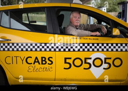 James Leaburn, taxi driver, carica il suo veicolo elettrico taxi a Princes Street la ricarica elettrica ferroviaria, uno dei tre di tali stazioni in città, in Scozia, il 14 agosto 2019. Foto Stock