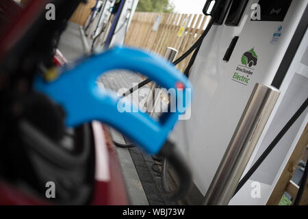 Carica driver i loro veicoli elettrici e ibridi a Princes Street la ricarica elettrica ferroviaria, uno dei tre di tali stazioni in città, in Scozia, il 14 agosto 2019. Foto Stock