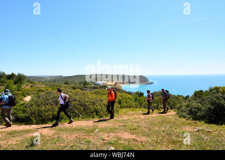 Escursioni a piedi il vicino a Fortezza Almadena o Boca del Rio, Algarve, PORTOGALLO Foto Stock