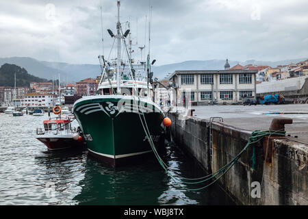 La pesca in barca al Porto di Bermeo, Barco en El Puerto de Bermeo Foto Stock