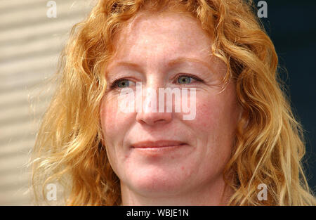 TV giardiniere Charlie Dimmock è raffigurato al Culzean Castle vicino a Ayr oggi, Venerdì 8/6/01 dove lei stava aprendo il recentemente ristrutturato azienda vitivinicola e Dolphin House. La 218ft lungo vigneti vittoriano è stato ristrutturato ad un costo di £ 362 000. Foto Stock