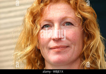 TV giardiniere Charlie Dimmock è raffigurato al Culzean Castle vicino a Ayr oggi, Venerdì 8/6/01 dove lei stava aprendo il recentemente ristrutturato azienda vitivinicola e Dolphin House. La 218ft lungo vigneti vittoriano è stato ristrutturato ad un costo di £ 362 000. Foto Stock