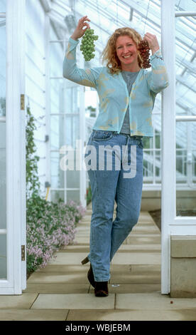 TV giardiniere Charlie Dimmock è raffigurato al Culzean Castle vicino a Ayr oggi, Venerdì 8/6/01 dove lei stava aprendo il recentemente ristrutturato azienda vitivinicola e Dolphin House. La 218ft lungo vigneti vittoriano è stato ristrutturato ad un costo di £ 362 000. Foto Stock