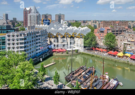 Rotterdam, Paesi Bassi, luglio 22, 2019: vista aerea del vecchio Harborwith chiatte storico, caffè all'aperto e il ben noto case cubiche Foto Stock