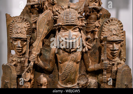 Londra. In Inghilterra. Benin bronzi sul display al British Museum di placche in ottone dalla corte reale palazzo del Regno del Benin, diciassettesimo secolo. Foto Stock