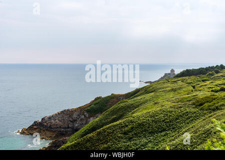 Vista panoramica su Cap Frehel e Fort La Latte, Brittany, Francia. Oceano atlantico costa francese Foto Stock