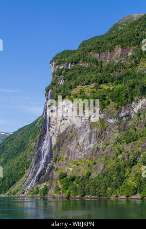 Vista sulla famosa cascata alta sette sorelle nel fiordo Gerianger in More og Romsdal contea in Norvegia Foto Stock