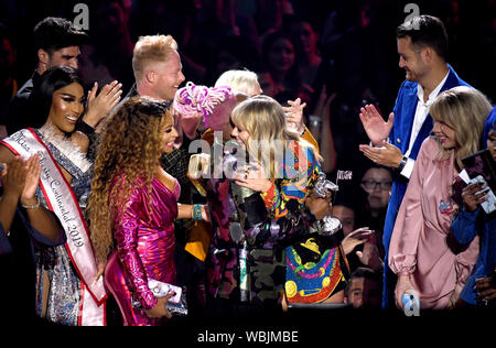 Taylor Swift e Todrick Hall raccogliere il premio per il video per una buona sul palco del MTV Video Music Awards 2019 tenutosi presso il Prudential Center di Newark, New Jersey. Foto Stock