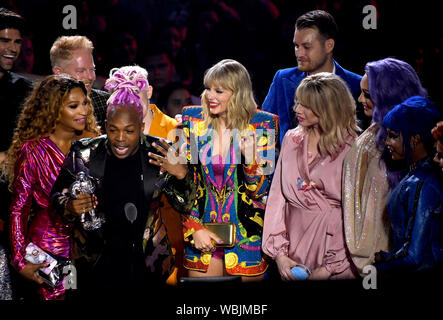 Taylor Swift e Todrick Hall raccogliere il premio per il video per una buona sul palco del MTV Video Music Awards 2019 tenutosi presso il Prudential Center di Newark, New Jersey. Foto Stock