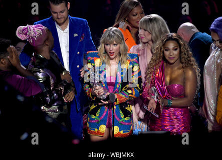 Taylor Swift raccoglie il suo premio per il video dell'anno sul palco del MTV Video Music Awards 2019 tenutosi presso il Prudential Center di Newark, New Jersey. Foto Stock