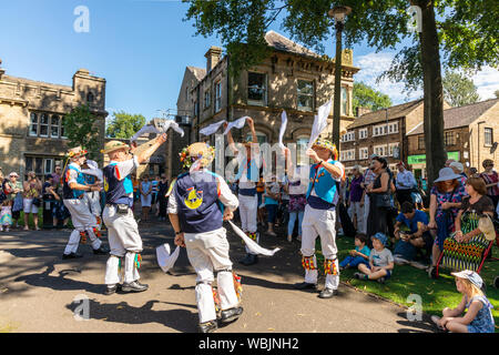 Morris dancing a Saddleworth Rushcart festival nel villaggio di Uppermill, Inghilterra. Foto Stock