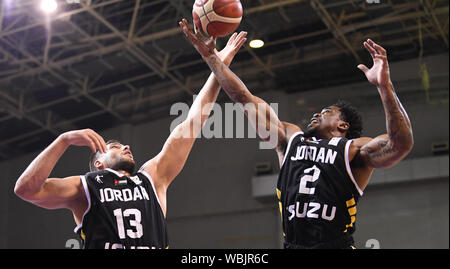 (190827) -- SUZHOU, Agosto 27, 2019 (Xinhua) -- Darquavis Tucker (L) e Mohammad Hussein di Giordania salto per la sfera durante il confronto tra la Giordania e il Senegal al 2019 Suzhou Basket Internazionale sfida a Suzhou, est cinese della provincia di Jiangsu, Agosto 27, 2019. (Xinhua/Li Bo) Foto Stock