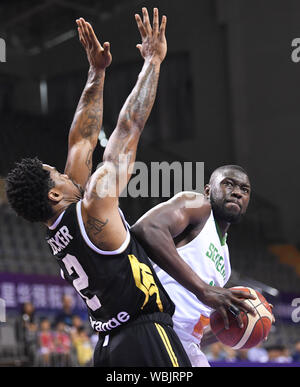 (190827) -- SUZHOU, Agosto 27, 2019 (Xinhua) -- Youssoupha Ndoye (R) del Senegal compete durante il confronto tra la Giordania e il Senegal al 2019 Suzhou Basket Internazionale sfida a Suzhou, est cinese della provincia di Jiangsu, Agosto 27, 2019. (Xinhua/Li Bo) Foto Stock