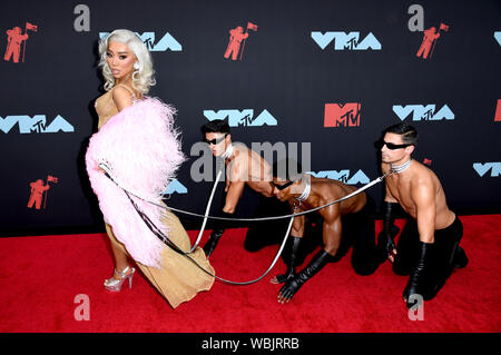 Nikita Dragun frequentando gli MTV Video Music Awards 2019 tenutosi presso il Prudential Center di Newark, New Jersey. Foto Stock