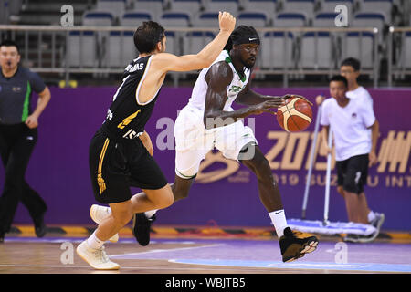 (190827) -- SUZHOU, Agosto 27, 2019 (Xinhua) -- Mouhammad Faye (R) del Senegal compete durante il confronto tra la Giordania e il Senegal al 2019 Suzhou Basket Internazionale sfida a Suzhou, est cinese della provincia di Jiangsu, Agosto 27, 2019. (Xinhua/Li Bo) Foto Stock