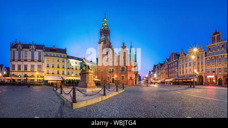 Vista panoramica della piazza Rynek a Wroclaw in Polonia con il Municipio gotico e il monumento al tramonto Foto Stock