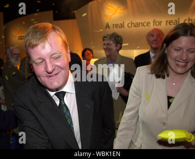 Libdem parte al Rally Meadowbank, Edimburgo stasera ( Martedì 29/5/01) il quale è stato affrontato da leader Charles Kennedy, MP. Charles Kennedy e la sua ragazza Sarah Gurling prendere gli applausi che lasciano il rally. Foto Stock