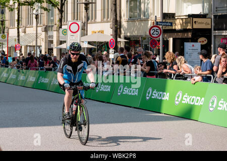 Un ciclista al 2019 Euroeyes Cyclassics gara ciclistica in Amburgo, Germania guardato da street spettatori Foto Stock