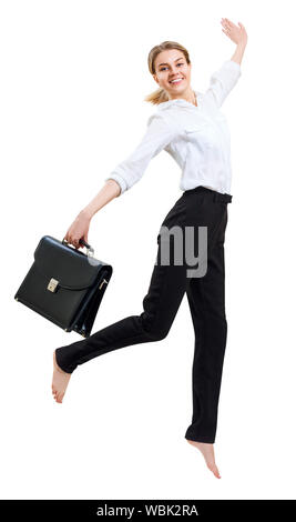 Happy young business woman in abbigliamento formale jumping con valigetta. Isolato su sfondo bianco. Foto Stock