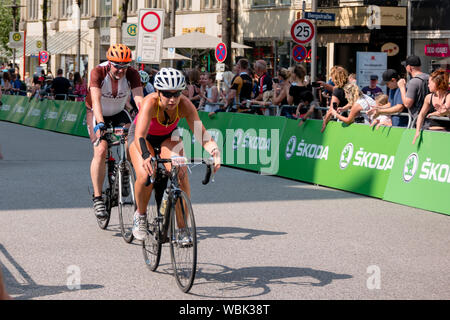 I ciclisti al 2019 Euroeyes Cyclassics corsa in bicicletta a Amburgo, Germania guardato da street spettatori Foto Stock