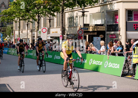 I ciclisti al 2019 Euroeyes Cyclassics bike race a Amburgo, Germania guardato da street spettatori Foto Stock