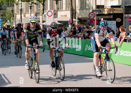 I ciclisti al 2019 Euroeyes Cyclassics corsa in bicicletta a Amburgo, Germania guardato da street spettatori Foto Stock