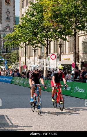 I ciclisti al 2019 Euroeyes Cyclassics corsa in bicicletta a Amburgo, Germania guardato da street spettatori Foto Stock