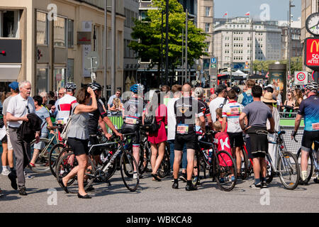 La Folla di ciclisti e spettatori al 2019 Euroeyes Cyclassics corsa in bicicletta nel centro di Amburgo, Germania Foto Stock