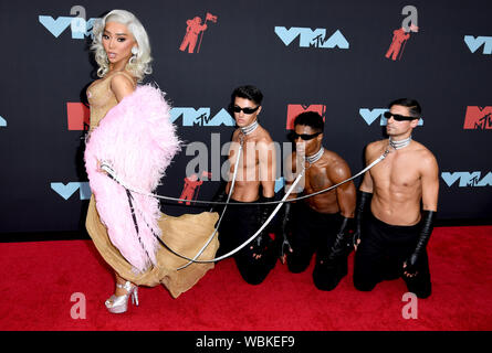 Nikita Dragun frequentando gli MTV Video Music Awards 2019 tenutosi presso il Prudential Center di Newark, New Jersey. Foto Stock