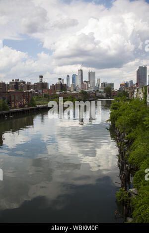 La Gowanus intorno del Gowanus Canal è un area nella ricercata real estate di Brooklyn, New York. Nuovi edifici alti nella zona del centro cittadino all'orizzonte. Foto Stock