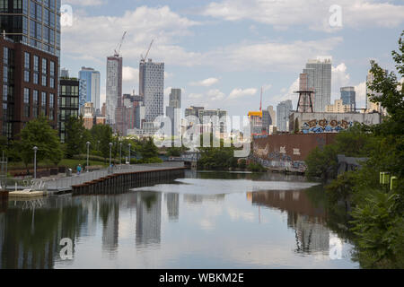 La Gowanus intorno del Gowanus Canal è un area nella ricercata real estate di Brooklyn, New York. Nuovi edifici alti nella zona del centro cittadino all'orizzonte. Foto Stock