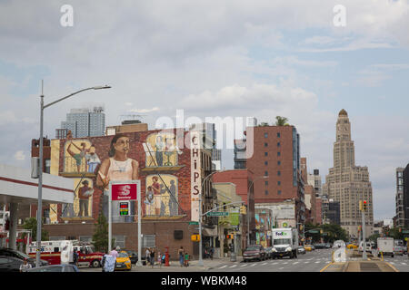 La quarta Avenue zona di Park Slope Brooklyn ha visto un boom edilizio negli ultimi vent'anni. L'iconico Williamsburg Savings Bank sulla destra. Foto Stock