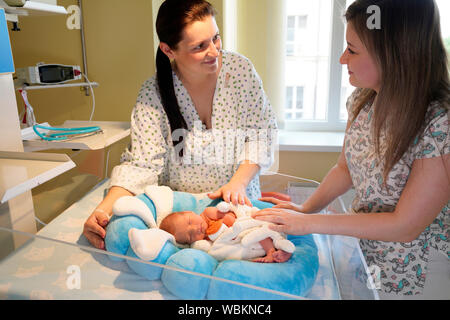 Madre con un infermiere si prende cura di neonati in terapia intensiva Foto Stock